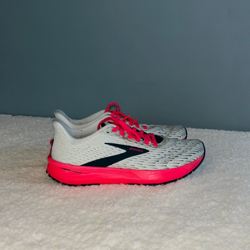 WOMENS BROOKS RUNNING SHOE
